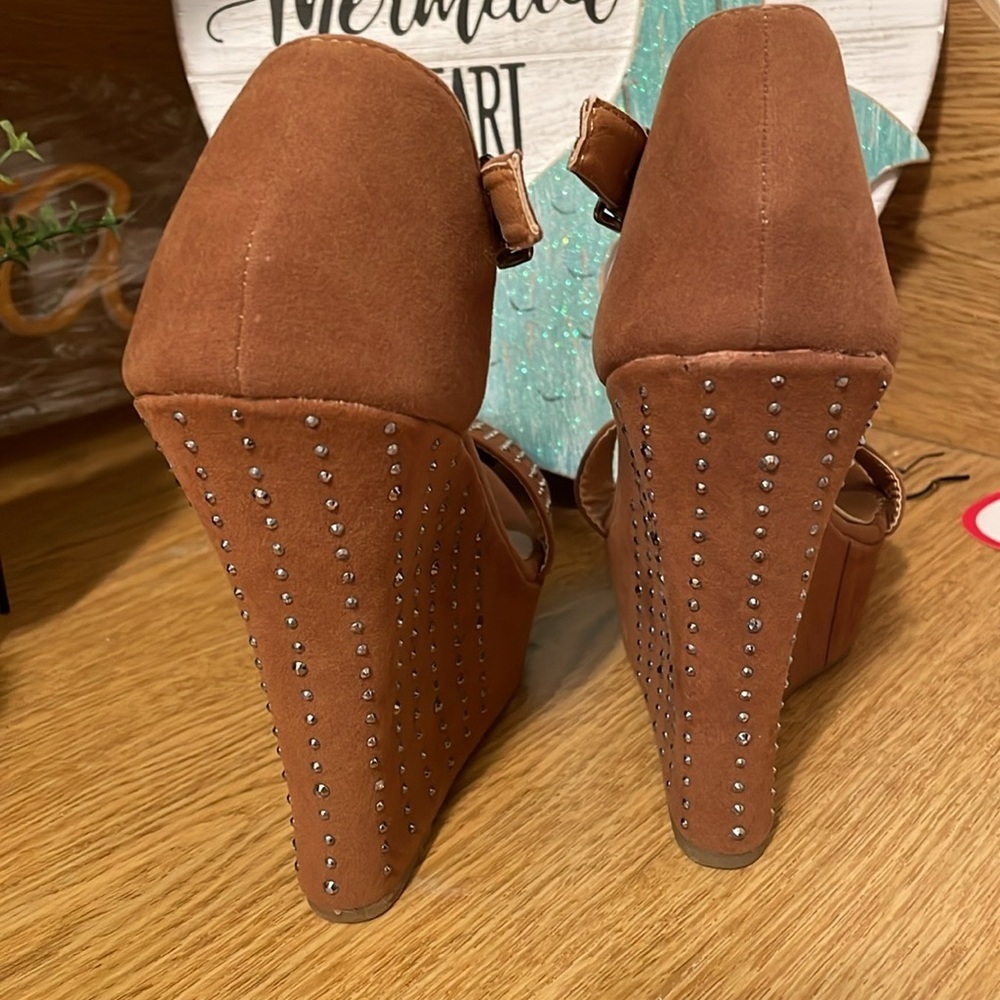 🤪🤪🤪BOGOHO 🤪🤪🤪Forever 21 Embellished Platform Heels - Picture 3 of 13